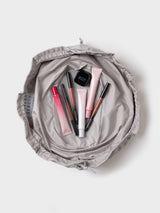 Сіра косметичка SELF-LOVE BAG, повністю розкрита з косметикою всередині